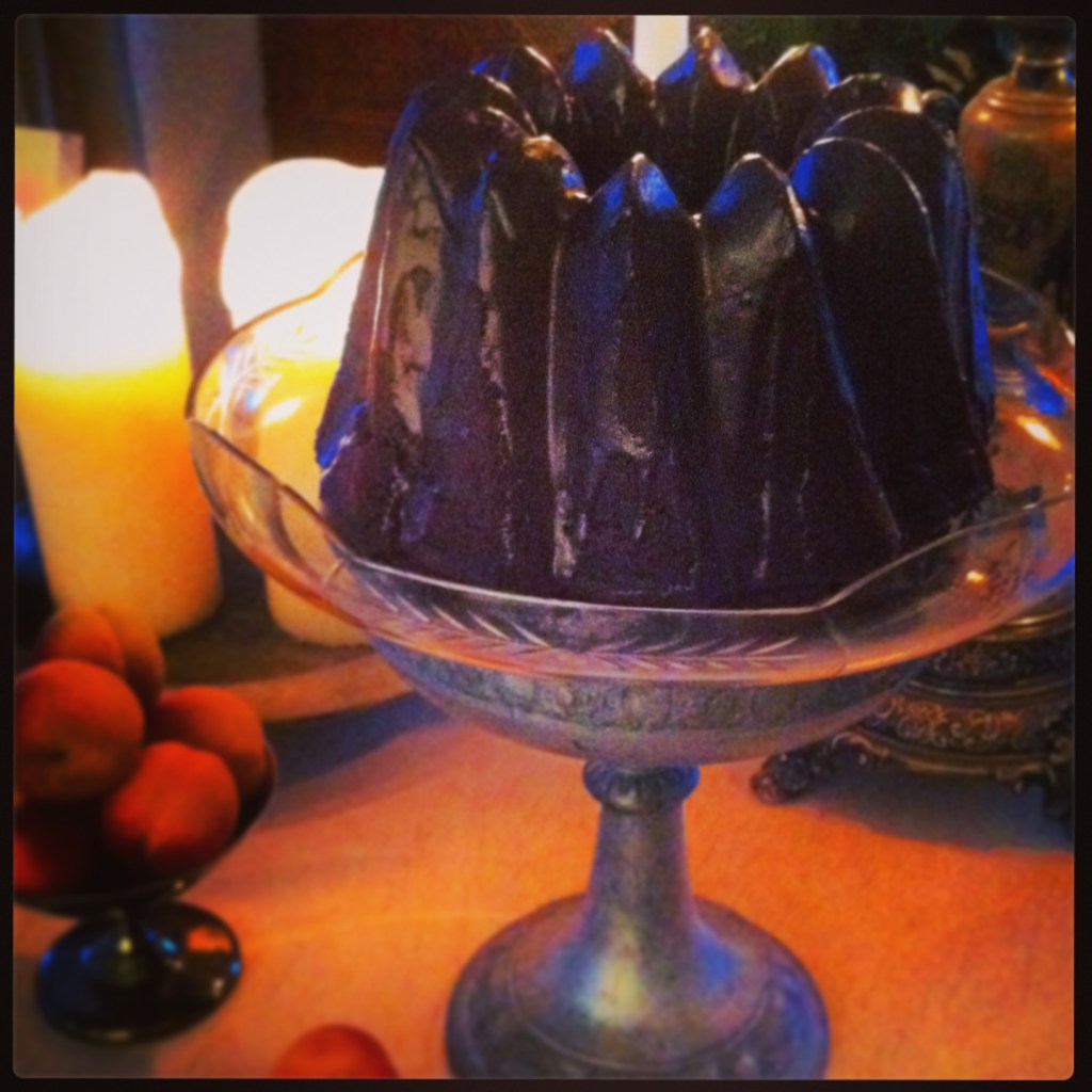 Espresso-Gugelhupf mit Wacholder-Guss