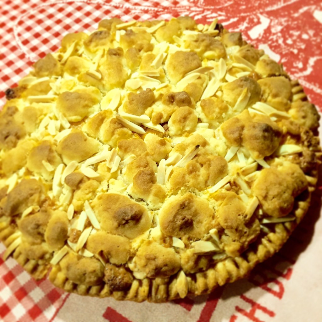 Madeleine-Marzipan-Tarte mit Streuseln