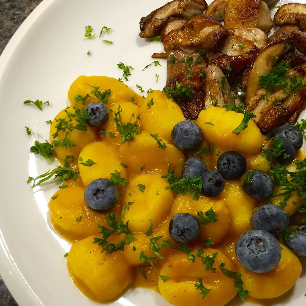 Kürbis Gnocchi mit Steinpilzen und&nbsp;Blaubeeren
