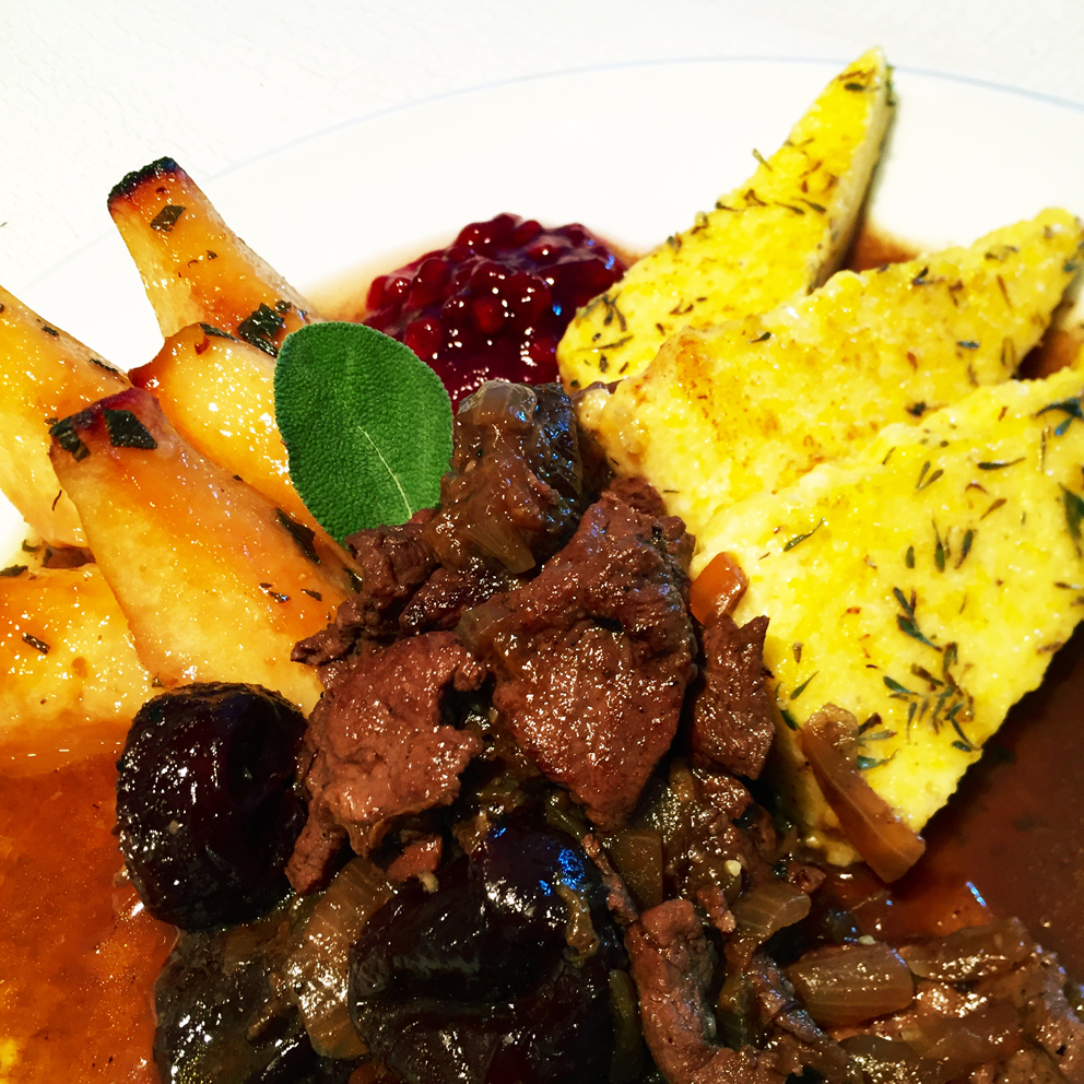 Hirschragout mit Pflaumen, Salbei-Quitten und&nbsp;Polenta