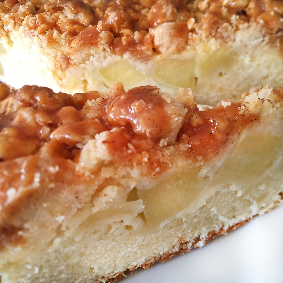 Apfelkuchen mit Tonka-Streuseln und&nbsp;Salzkaramell