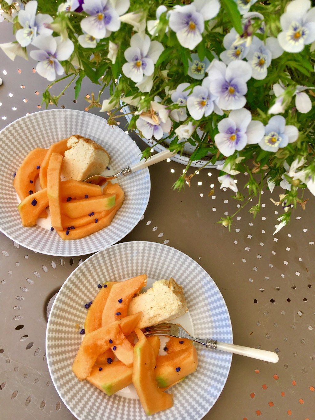 Frozen Cheesecake mit Melone und&nbsp;Veilchenzucker