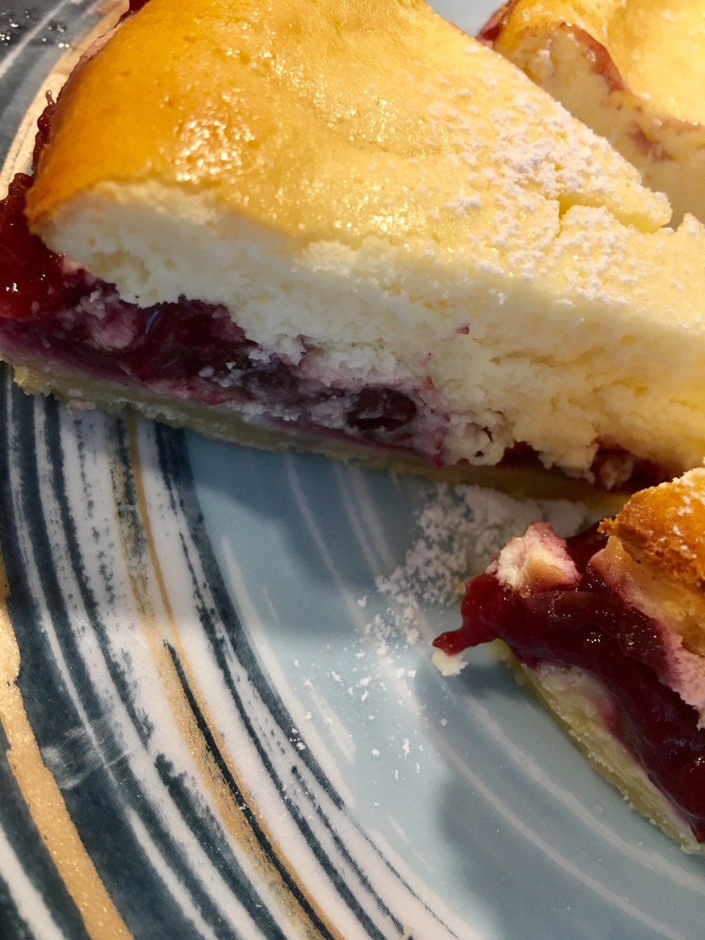 Käsekuchen mit Portweinpflaumen