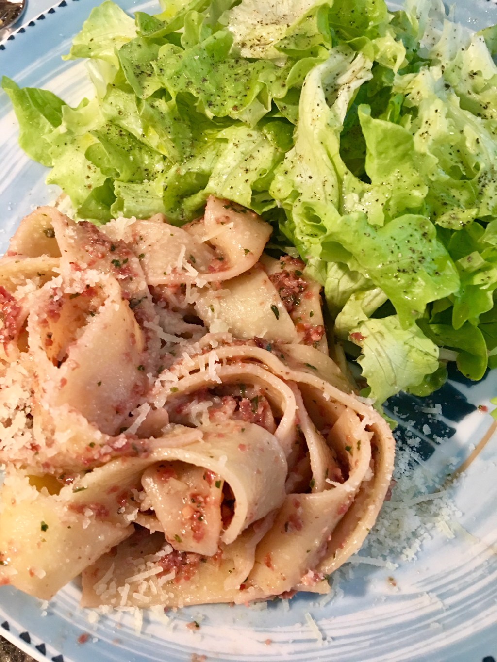 Papardelle mit Randen Nuss Pesto und grünem&nbsp;Salat